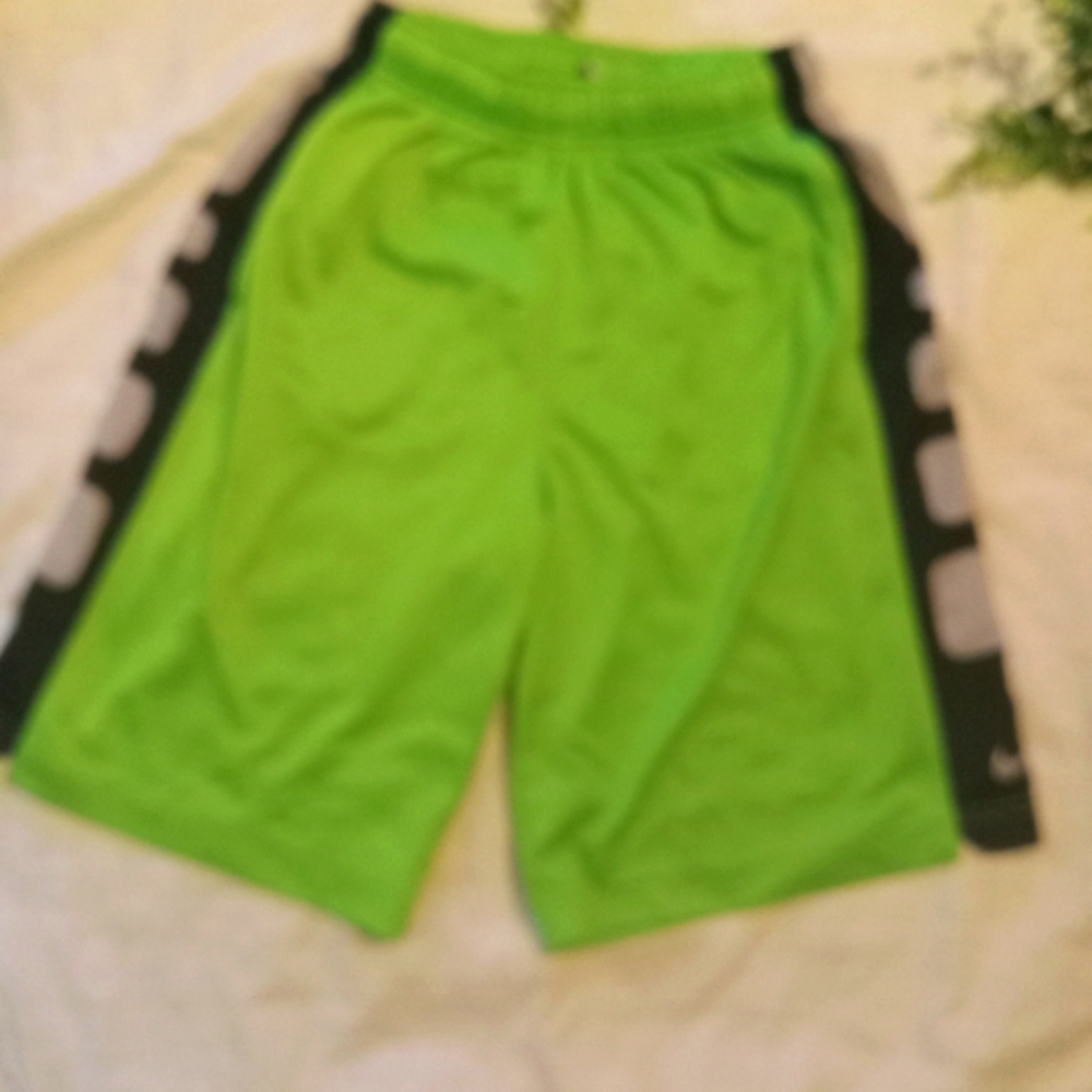 Boys nike dri fit sz m